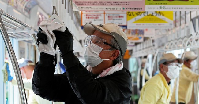 神戸市営地下鉄では、新型コロナ感染拡大を防ぐため、手すりなどを消毒