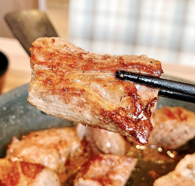 「満腹で帰るのしんどい」吉野家の“豪快すぎる定食”ご飯おかわり無料がありがたい！「吉野家さんやりすぎだよ」「ご飯大盛り2杯も食った」《実食レビュー》