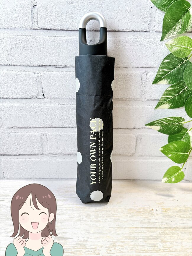 日差しが強い日も安心…!3COINSの「光とUVをカットする折りたたみ傘」体をすっぽり覆ってくれてありがたい!