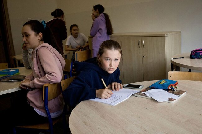 ウクライナ難民でパンク寸前、ポーランドの学校