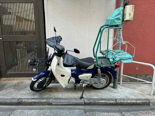 AD高橋の自宅近所に置かれているスーパーカブ110プロ