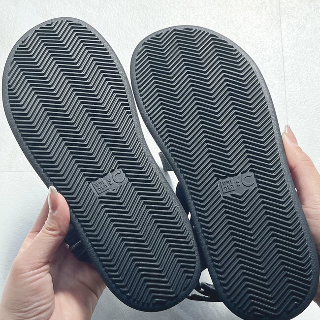 「長時間でも疲れにくい」「色違いも買おうかな」ユニクロの“足の形に合わせられるサンダル”甲高＆幅広でも履き心地バツグン！「サイズの調整が自由にできる」