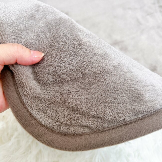 こたつ、いらないじゃん…！無印良品の“ぽかぽかブランケット”サッと羽織るだけで暖かい！「予想以上にあたたまります」「電気代の節約になりそう」