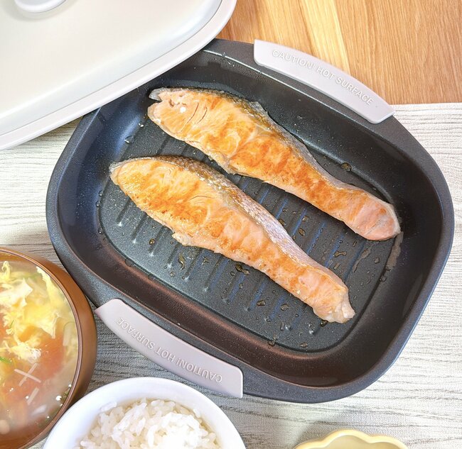 「買って大正解です」「最高に美味しい」カインズの“天才プレート”レンジで魚が焼けて万能すぎる…！「焼き魚の匂いが軽減！」