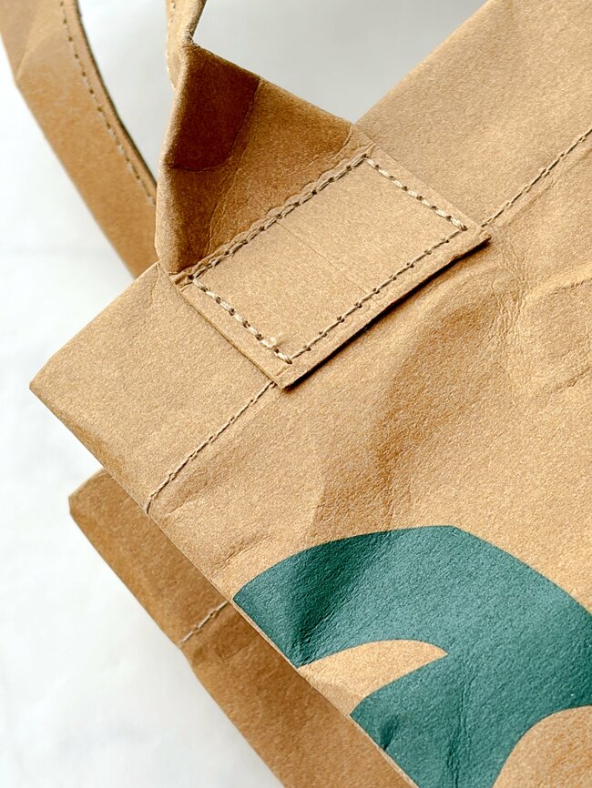 「めちゃくちゃ可愛いです！」スターバックスの“紙袋みたいなバッグ”デザインが好きすぎる！「欲しかったアイテム」「毎日愛用しています」