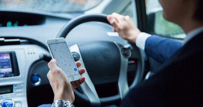 「ながら運転」厳罰化で、日本のスマホ依存は本当に改善されるか
