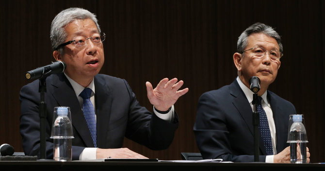 日本郵便の横山邦男社長(左)