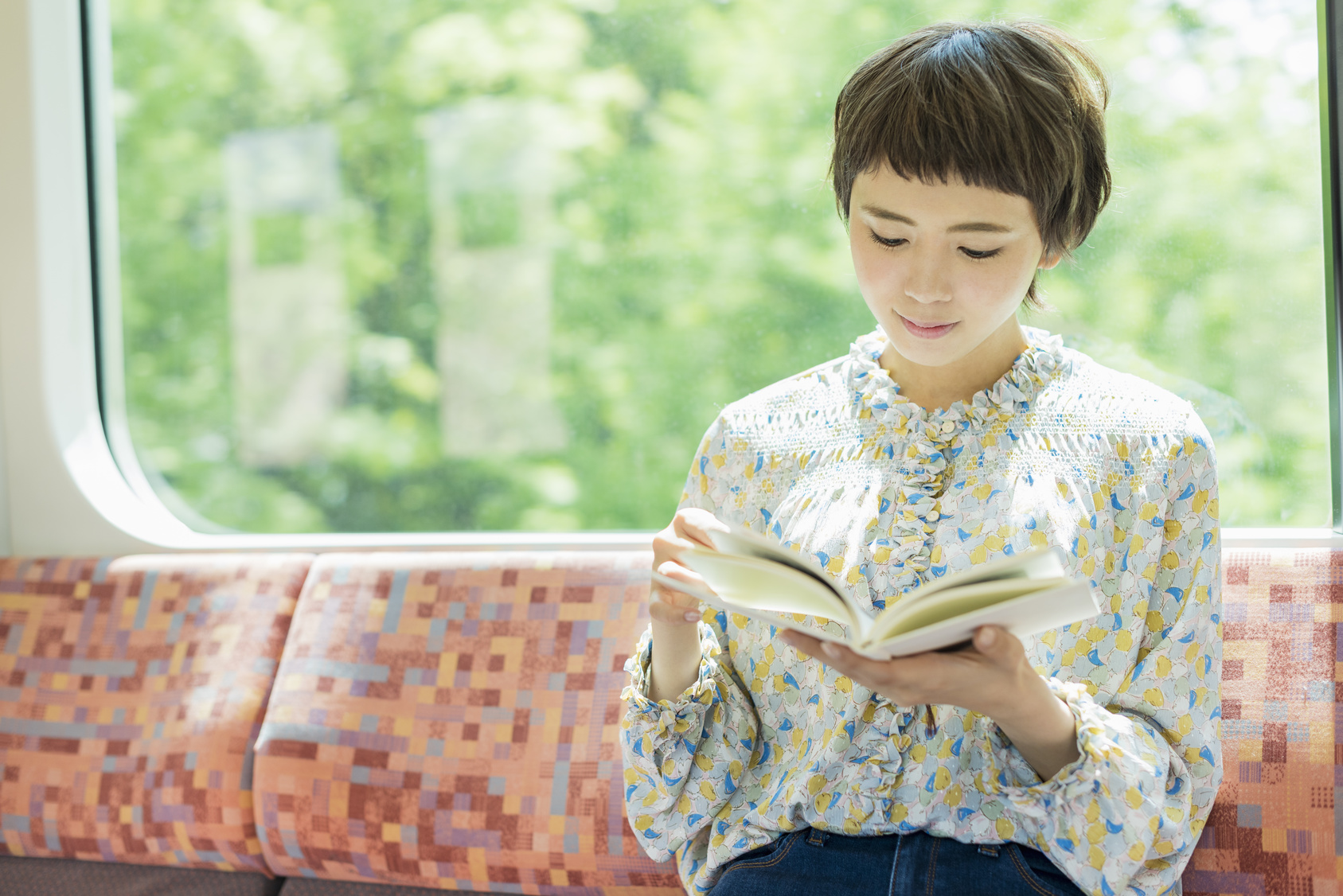 日本人は英語を「のろのろ」読むから話せない