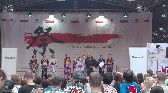 日本祭りの屋外ステージ
