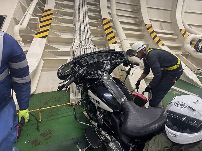 19時10分出航で、乗船は18時過ぎ。バイクはこのように固定します　Photo by F.Y.