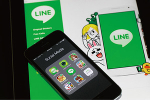 LINEが狙う世界標準 <br />上場後にそびえる“二つの壁”