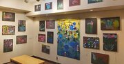 特別支援学校の生徒たちの絵画が、大学の展覧会で光り輝いている