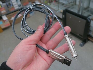 メカニカルな見た目がカッコいい! 変形して4通りで使えるマルチケーブル