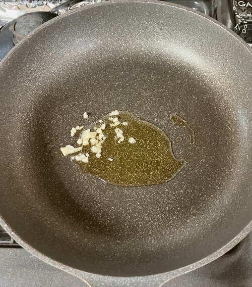 7. フライパンに出た油を拭き、オリーブオイル大さじ1を足し、ニンニクを中弱火で炒める。