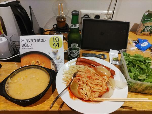 自炊したパスタ。割り箸は日本から持参（提供=筆者）