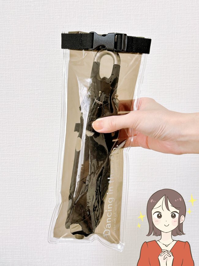「カバンが濡れない」「大助かりです」3COINSの“天才レイングッズ”が雨の日のプチストレスを解決してくれた!「こういう商品を待っていました」