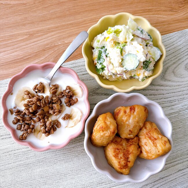 かわいすぎて全色まとめ買いした！セリアの「フランフランみたいな食器」がレトロかわいい…！お花の形が素敵なんです
