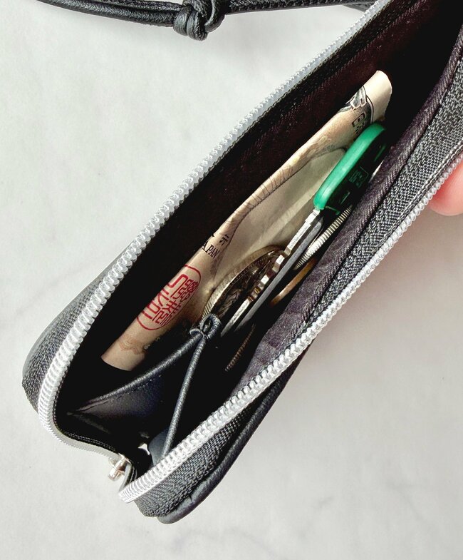 ミニ財布にちょうどいいじゃん！ハニーズの“手首にかけられるカードケース”現金やカギも収納できて天才すぎる！「やっと見つけました！」「可愛くて便利で使いやすい」