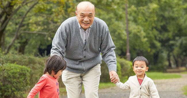 子どもと遊ぶシニア