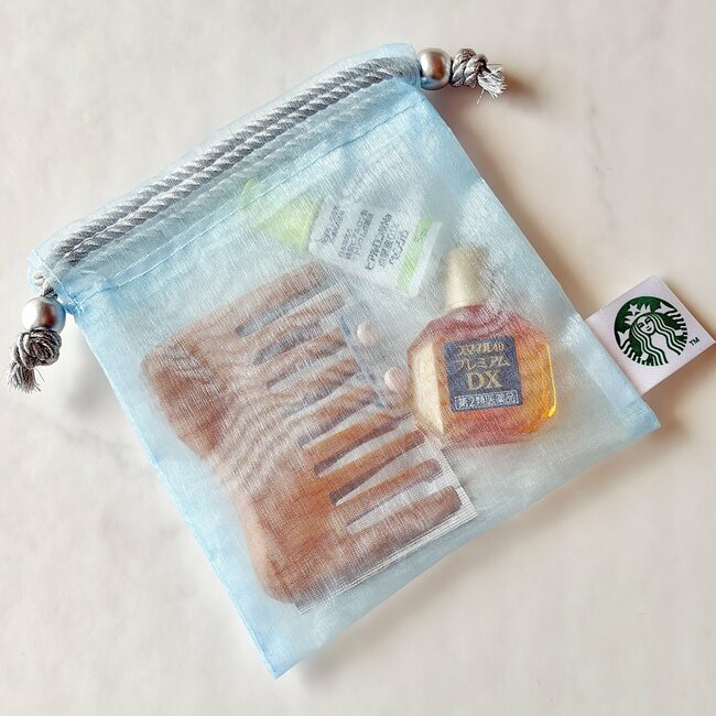 「買えたのでハッピー」「キラキラ可愛い」スタバの“青空みたいなポーチ＆ミニカップ”ドリンク券付きでコスパ良すぎる！「お得感ましまし」