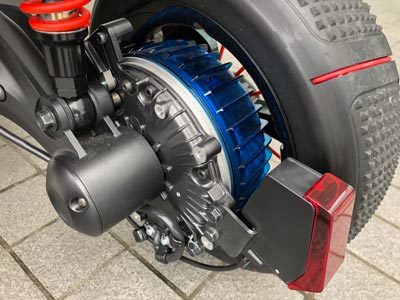 「YNF-01」の細部。後輪それぞれに電動モータを装備