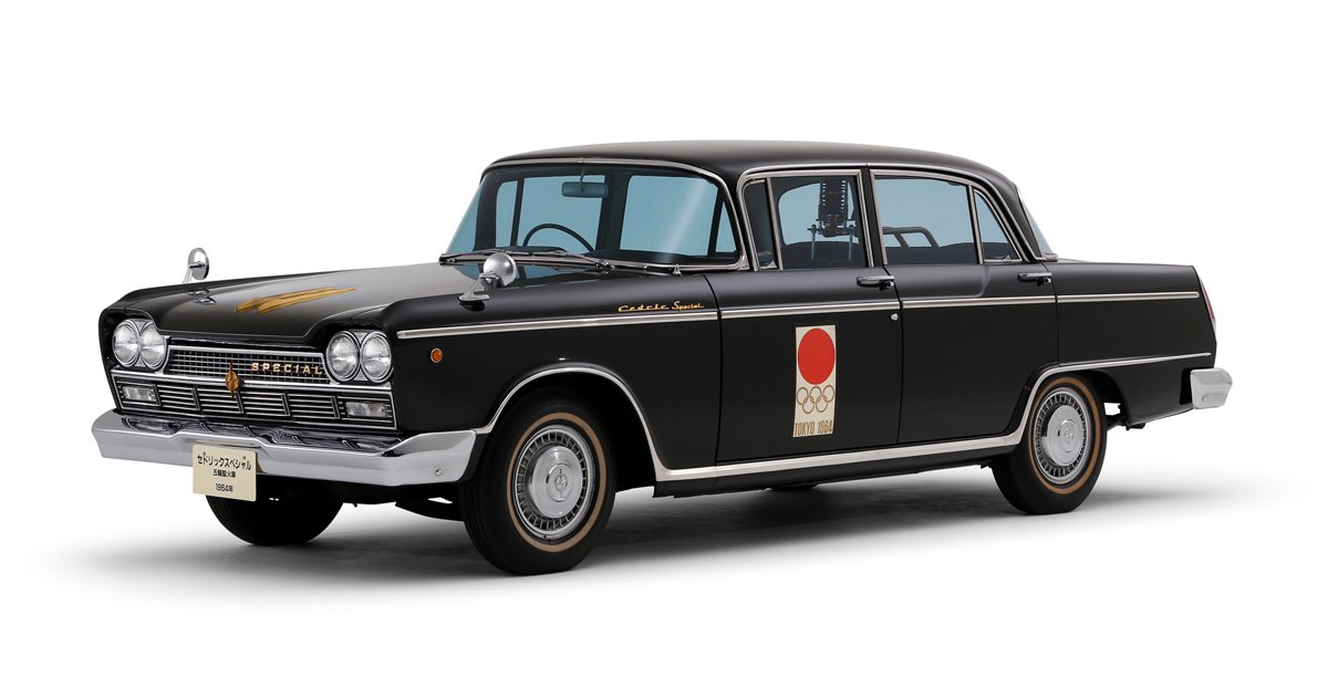 実際に東京オリンピックで聖火を運んだセドリックスペシャルが日産のヘリテージコレクションに保存されている。リアシートに出前機が付いているのが見える