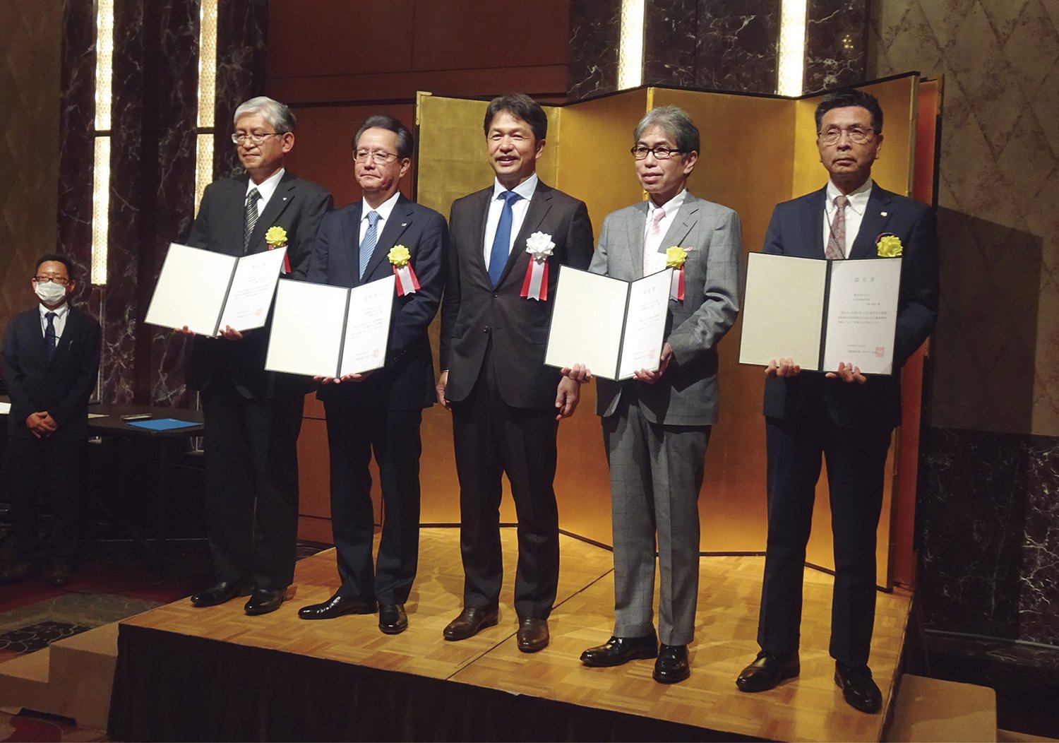最先端産業、本社機能移転。立地優位性を生かし、成長分野の誘致を促進