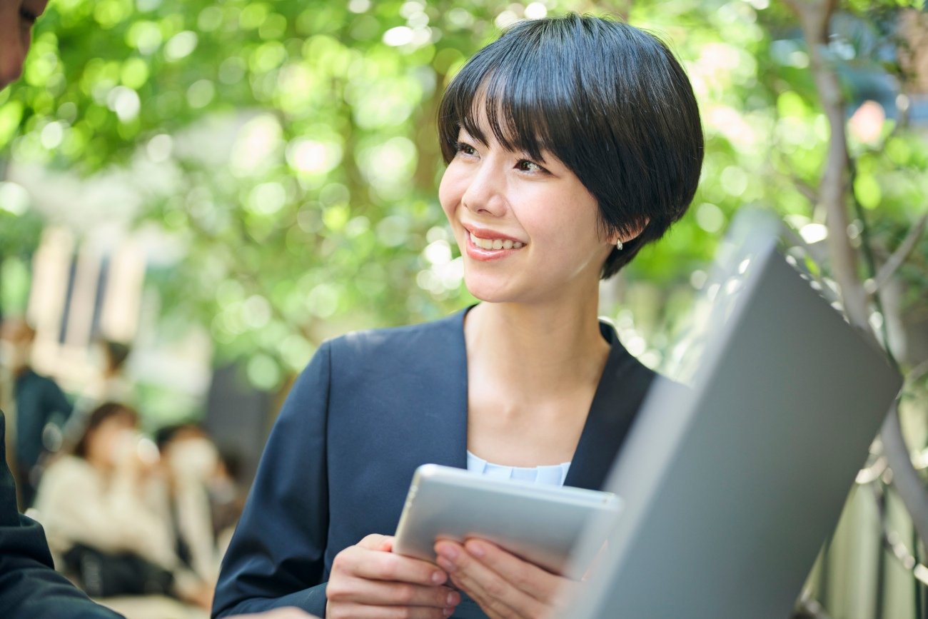 会話中に目を逸らすのは失礼? 育ちがいい人はしないこと