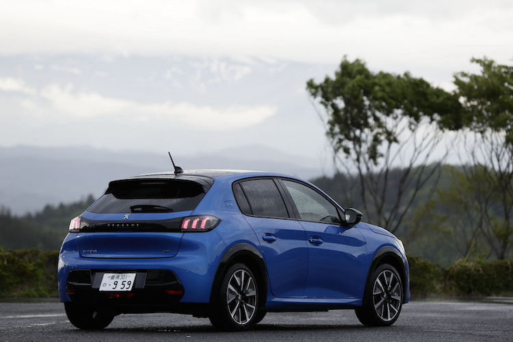 ボディサイズは全長4095×全幅1745×全高1465mm(GT)、価格はアリュールが398万9000円、GTが435万8000円となる