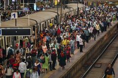 インド人口急増のもろ刃、好機と脅威