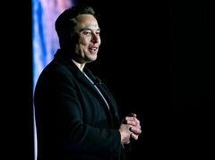 睡眠不足マスク氏、ツイッター改革の限界と「首痛」