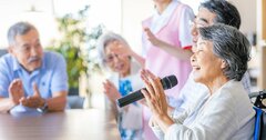 「週5でカラオケ」のために要介護度を偽装も？呆れた実態に介護現場が怒りの声