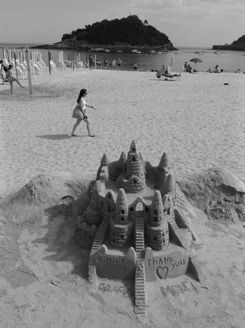 西側の砂浜では、サンドアートのアーティストたちが毎日のように作品を作り、観光客の目を楽しませる。巨大なミステリーサークルのような模様を制作して、インスタグラムのフォロワーを増やそうとする若者たちもいた Photo by K.O.