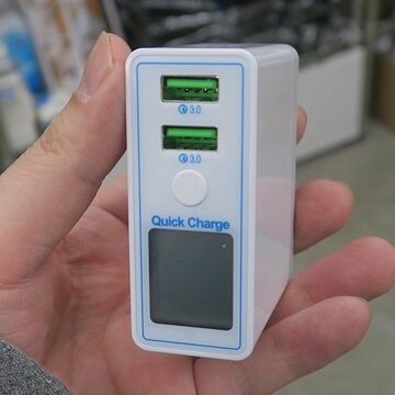 デュアルQC3.0ポート搭載！ 電流・電圧チェッカーも付いた小型の高速充電器