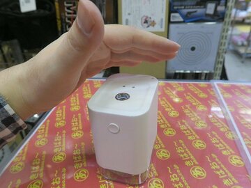 手をかざすだけで消毒用アルコールを吹き付ける充電式のコンパクトなディスペンサー