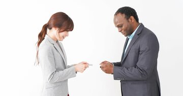 【外国人に好かれる人】は「名刺交換」の時、たった1つの言葉で心をつかむ!