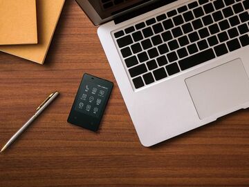 ドコモ「カードケータイ」が欲しい理由 ためらう理由