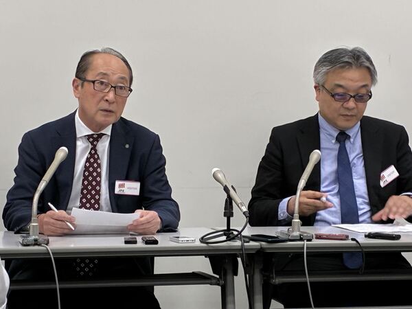 決算説明会で値上げを発表する松谷社長と潮田執行役員