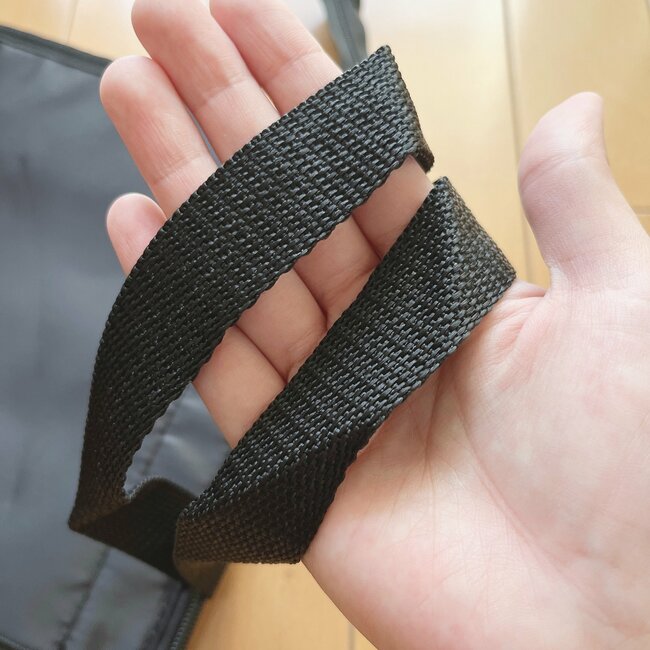 牛乳がタテにすっぽり入る…!カルディの「ペタンコになる保冷バッグ」オシャレなのに軽くて使いやすい!
