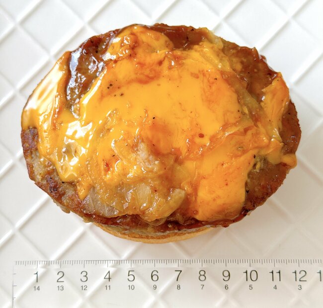 「激ウマでびびった」モスバーガーの“衝撃すぎるランチセット”お肉がはみ出てるんだけど…!「なんコレ~美味しすぎぃ~」「これでもか、というくらいチーズのってて美味」
