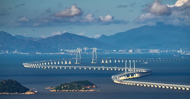 中国「世界最長の海上大橋」が期待外れの閑散ぶり、背景にあるしがらみとは