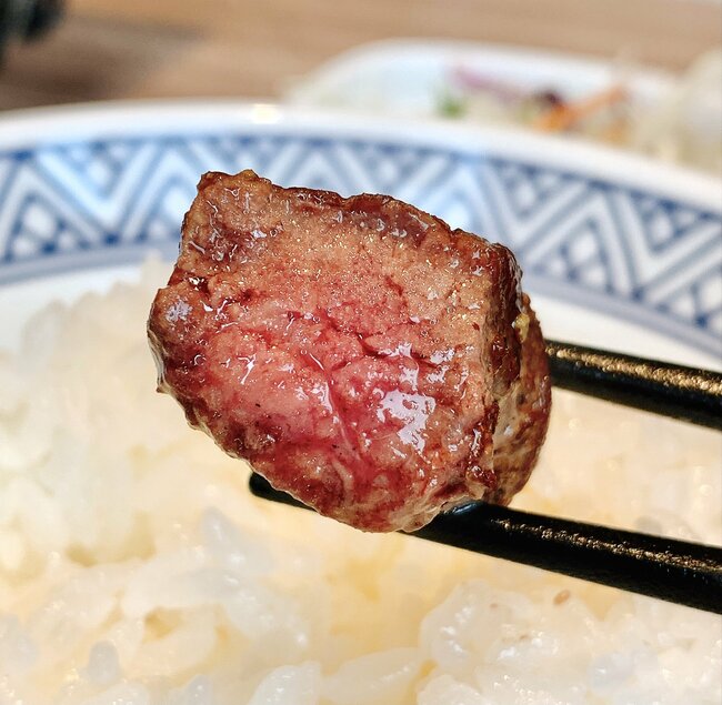 「満腹で帰るのしんどい」吉野家の“豪快すぎる定食”ご飯おかわり無料がありがたい！「吉野家さんやりすぎだよ」「ご飯大盛り2杯も食った」《実食レビュー》