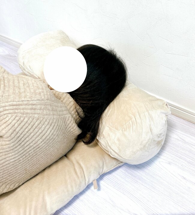 一度寝たら最後…カインズの“人をダメにするロングクッション”が雲みたいにフッカフカ！「ごろ寝に最高」「すぐに寝てしまいます」