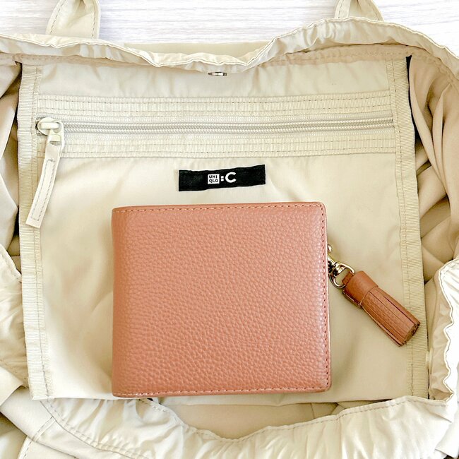 「かわいい！買わずにいられなかった」ユニクロCの“めちゃ軽バッグ”ガバッと開いて楽ちんすぎる…！「使い心地最高です」「見た目以上に入る」