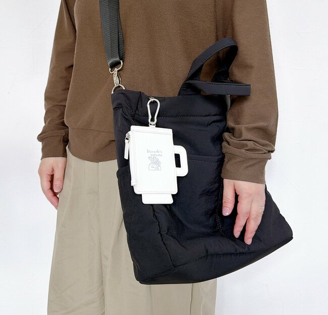 ミニ財布がわりに使えるじゃん…！コメダ珈琲の“ぺたんこケース”カップみたいなデザインが可愛すぎる！