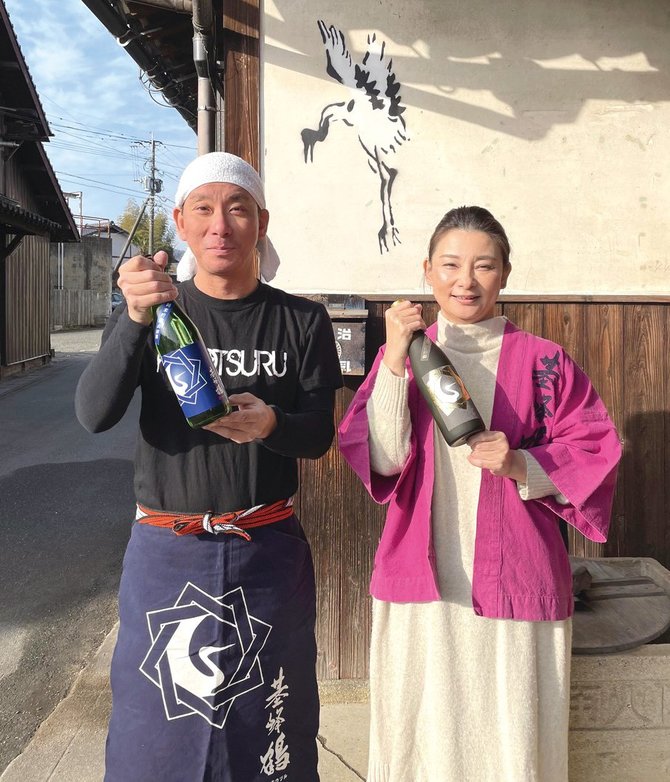 4代目で杜氏の小森賢一郎さんと営業担当の姉、綾子さん