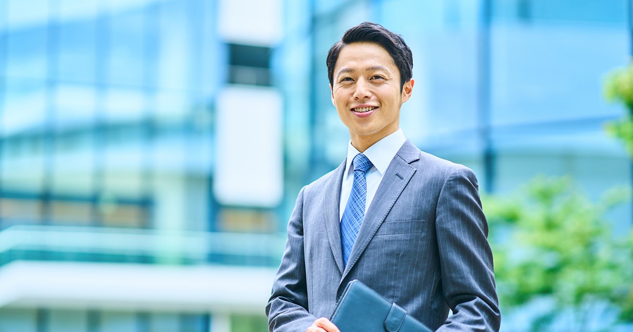 笑顔を見せるスーツ姿の男性
