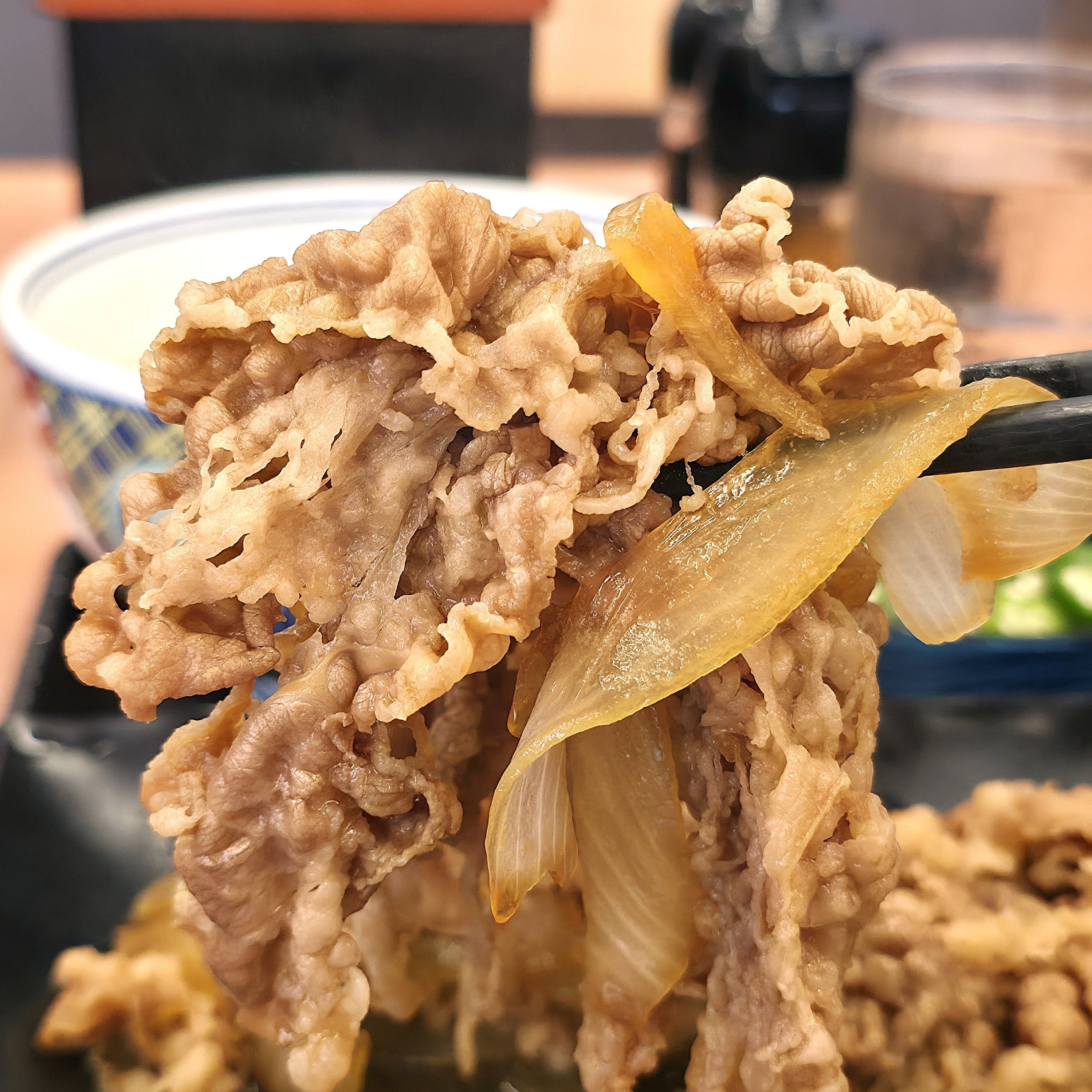 「今週だけで3食たべてる」吉野家の“夏限定よくばりメニュー”ウマすぎて何度も食べたくなる…!「吉野家で1番好き」「期間限定が惜しい」
