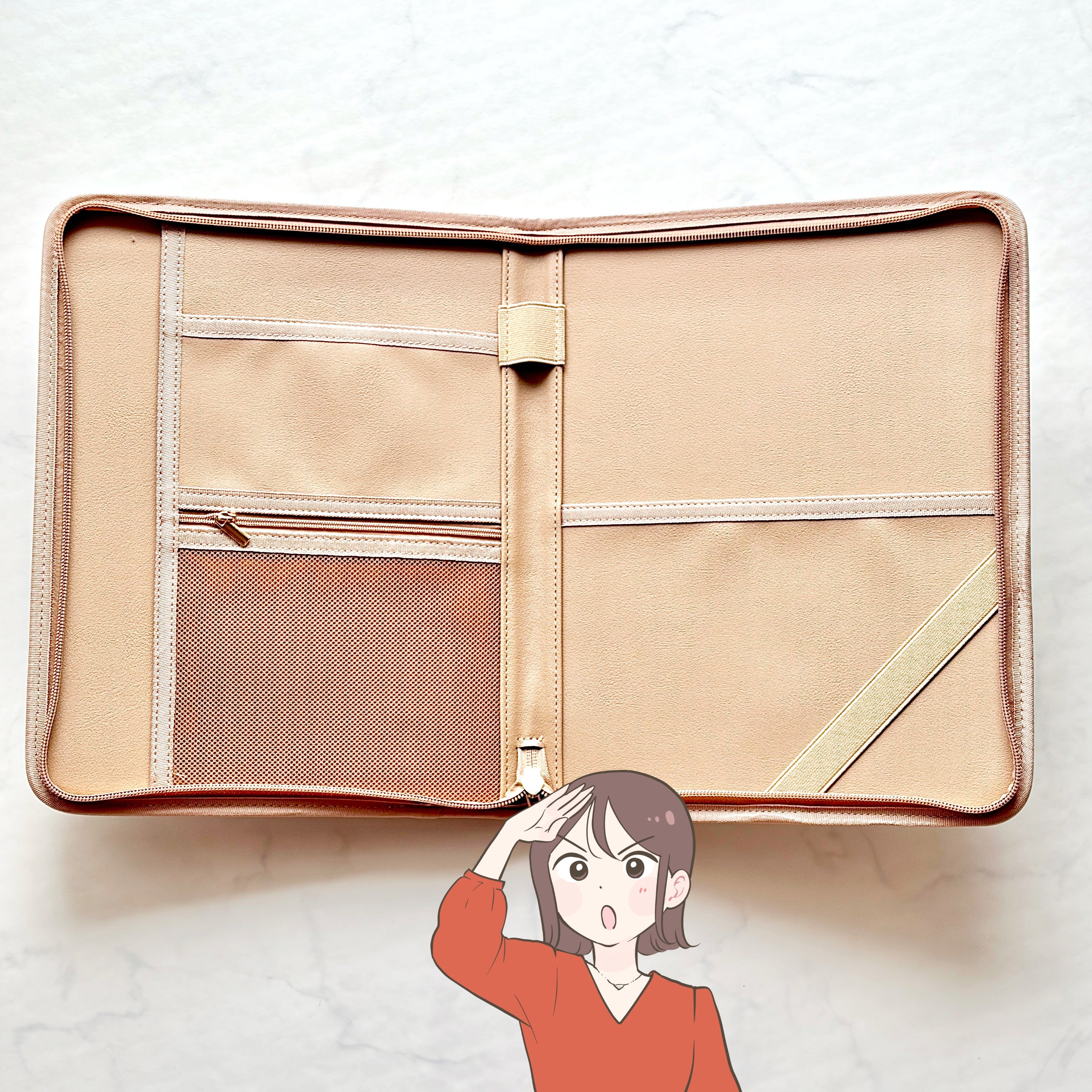 お薬手帳や処方薬がまるっと入る！3COINSの“ポケットたくさん収納ケース”通院グッズ入れにピッタリ！「迷わず購入しました」「収納力があり実用性バツグン」