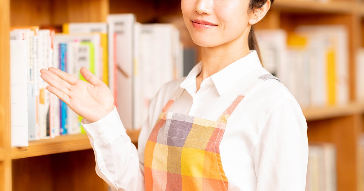 エプロン姿の女性